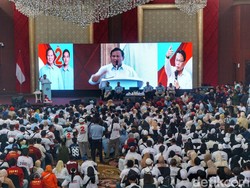 Hormat Prabowo Subianto untuk Pekerja