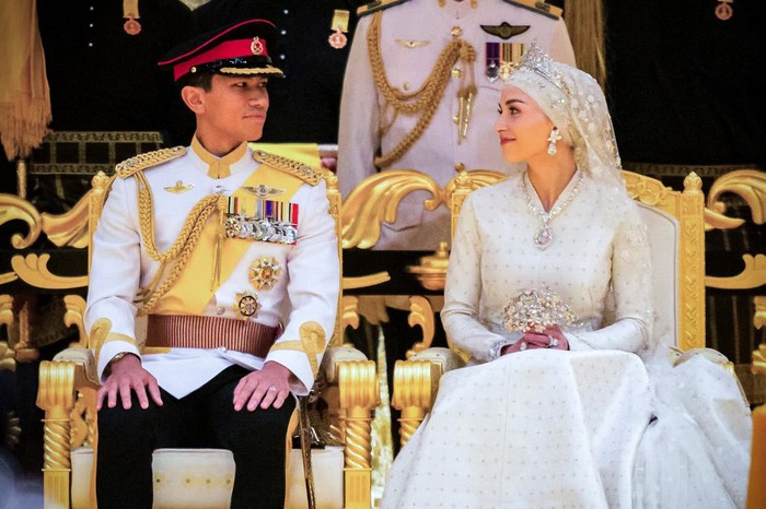 Resepsi pernikahan Pangeran Abdul Mateen dengan Anisha Rosnah digelar hari ini Minggu (14/1/2024). Acara puncak dari rangkaian prosesi pernikahan putra Sultan Brunei Darussalam Hassanal Bolkiah itu digelar di Balai Singgahsana Indera Buana, Istana Nurul Iman, Bandar Seri Begawan.