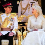 Anisha Rosnah Pakai Gaun Putih Berhias Emas di Resepsi Pernikahan dengan Pangeran Mateen