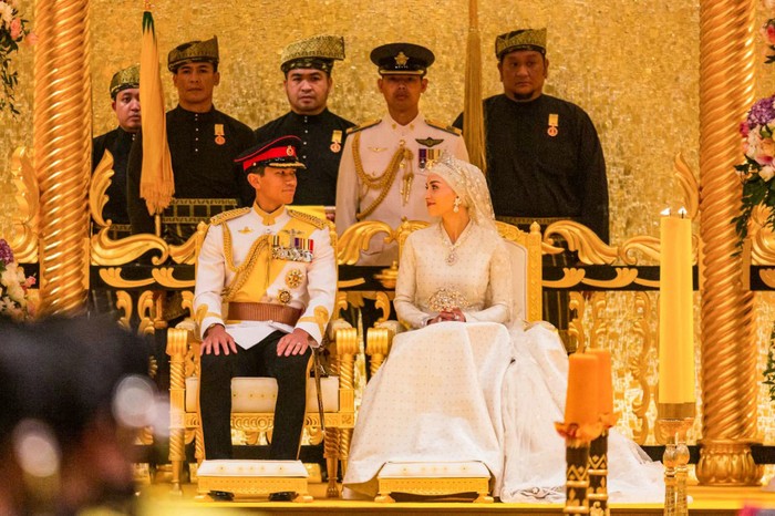 Resepsi pernikahan Pangeran Abdul Mateen dengan Anisha Rosnah digelar hari ini Minggu (14/1/2024). Acara puncak dari rangkaian prosesi pernikahan putra Sultan Brunei Darussalam Hassanal Bolkiah itu digelar di Balai Singgahsana Indera Buana, Istana Nurul Iman, Bandar Seri Begawan. Resepsi pernikahan Pangeran Abdul Mateen dengan Anisha Rosnah digelar hari ini Minggu (14/1/2024). Acara puncak dari rangkaian prosesi pernikahan putra Sultan Brunei Darussalam Hassanal Bolkiah itu digelar di Balai Singgahsana Indera Buana, Istana Nurul Iman, Bandar Seri Begawan.