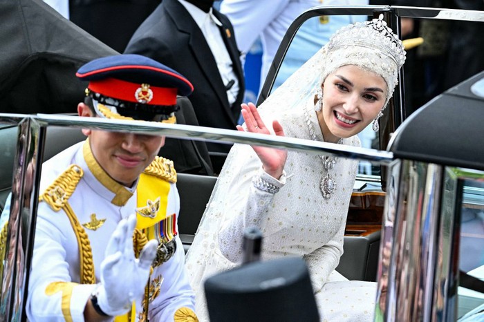 Resepsi pernikahan Pangeran Abdul Mateen dengan Anisha Rosnah digelar hari ini Minggu (14/1/2024). Acara puncak dari rangkaian prosesi pernikahan putra Sultan Brunei Darussalam Hassanal Bolkiah itu digelar di Balai Singgahsana Indera Buana, Istana Nurul Iman, Bandar Seri Begawan. Resepsi pernikahan Pangeran Abdul Mateen dengan Anisha Rosnah digelar hari ini Minggu (14/1/2024). Acara puncak dari rangkaian prosesi pernikahan putra Sultan Brunei Darussalam Hassanal Bolkiah itu digelar di Balai Singgahsana Indera Buana, Istana Nurul Iman, Bandar Seri Begawan.