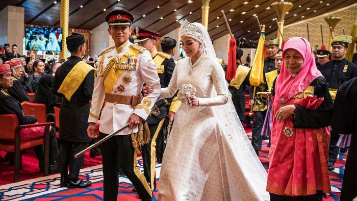 6 Suvenir Harga Selangit Resepsi Pernikahan Pangeran Mateen, Bertabur Emas!
