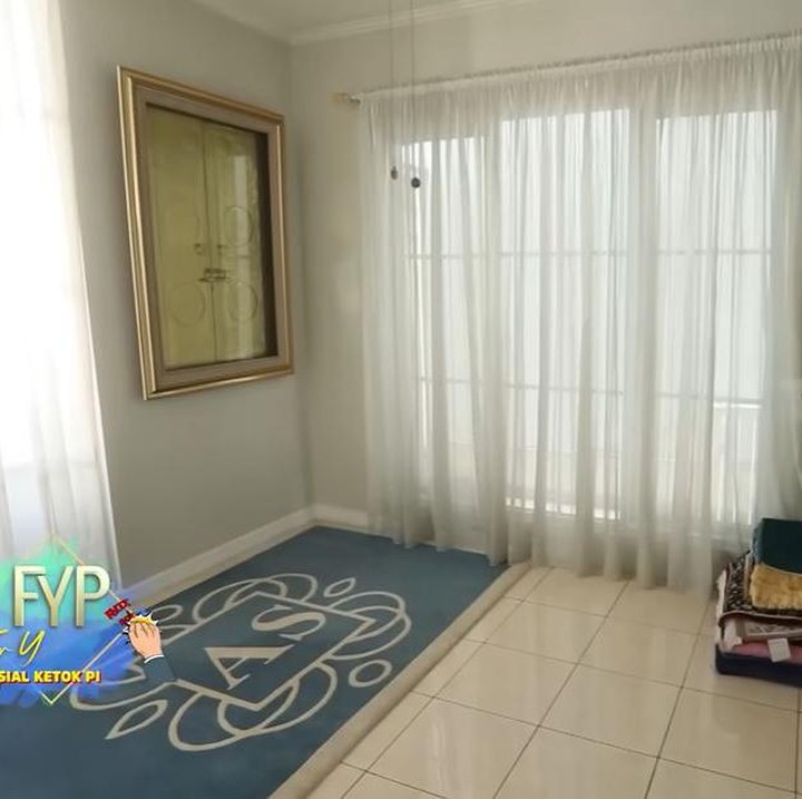 <p>Di sisi lain ruang depan, Annisa dan Sultan menyediakan tempat khusus untuk beribadah. Pasangan ini memang sengaja membuat ruang ibadah di dekat pintu masuk rumah. (Foto: YouTube TRANS7 OFFICIAL)</p>