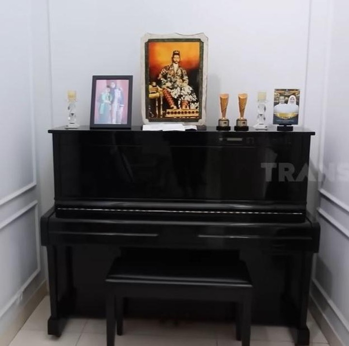 <p>Saat memasuki rumah keduanya, kita akan disuguhkan dengan piano di sudut ruangan. Terdapat lukisan Sultan Hamengkubuwono ke-7 di atas piano, yang merupakan peninggalan nenek buyut Annisa. Lukisan ini disebut bernilai ratusan juta rupiah, Bunda. (Foto: YouTube TRANS7 OFFICIAL)</p>