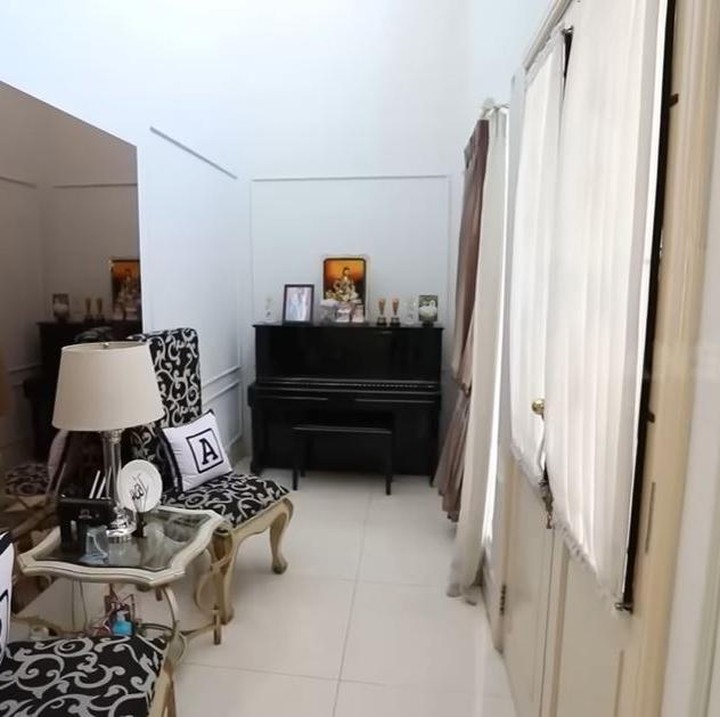 <p>Pasangan artis Annisa Trihapsari dan Sultan Djorghi membangun rumah impian di daerah Tangerang Selatan. Sultan membangun rumah impian keluarganya ini dari hasil kerja keras di dunia hiburan. Salah satu sinetron yang dibintanginya di tahun 2010 sukses, membuatnya bisa menabung untuk membangun rumah. (Foto: YouTube TRANS7 OFFICIAL)</p>