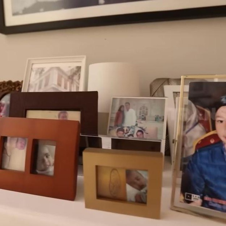 <p>Di rumah ini, Annisa dan Sultan juga banyak meletakkan foto-foto keluarga, salah satunya foto anak-anak mereka. Ada satu meja khusus dibuat oleh keduanya untuk tempat foto-foto. (Foto: YouTube TRANS7 OFFICIAL)</p>