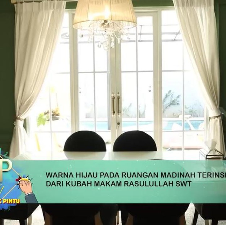 <p>Ruang lain yang juga tak kalah keren adalah ruang Madinah. Ini merupakan ruang makan dengan dominasi warna hijau, yang terinspirasi dari kubah makam Rasulullah SAW. Indah dan nyaman ya, Bunda. (Foto: YouTube TRANS7 OFFICIAL)</p>