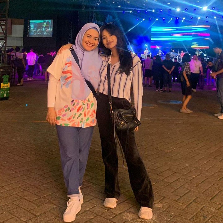 <p>Putri semata wayang penyanyi dangdut Ikke Nurjanah, Siti Adira Kania, sudah beranjak dewasa. Perempuan yang akrab disapa Dira ini sudah berusia 25 tahun, Bunda. (Foto: Instagram @ikkenurjanah0518)</p>
