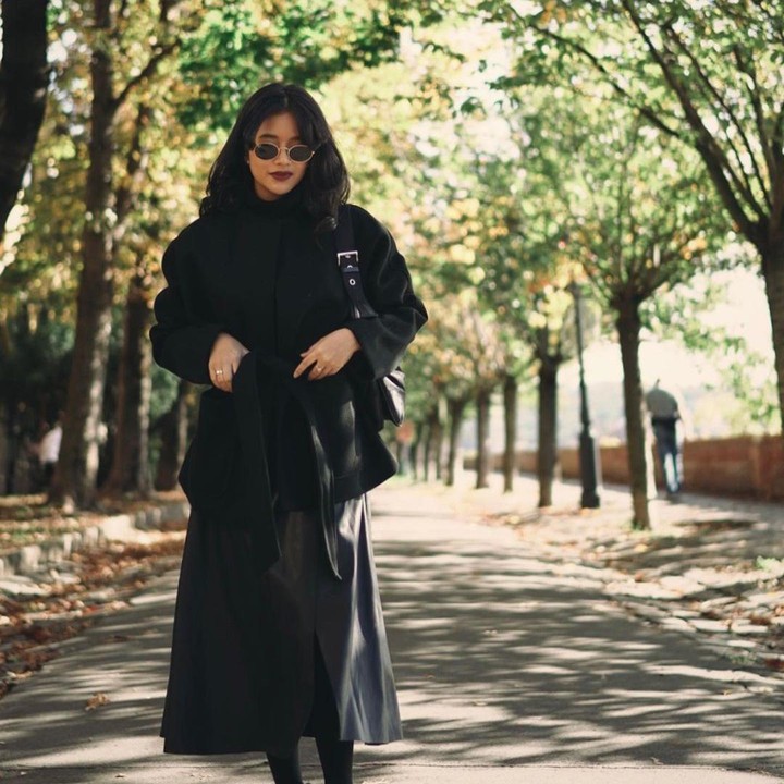<p>Selain prestasinya, banyak pula netizen yang memuji paras cantik Dira yang disebut mirip dengan sang Bunda. Gaya berbusana perempuan 25 tahun ini juga dianggap modis dan stylish. (Foto: Instagram @adirakania)</p>