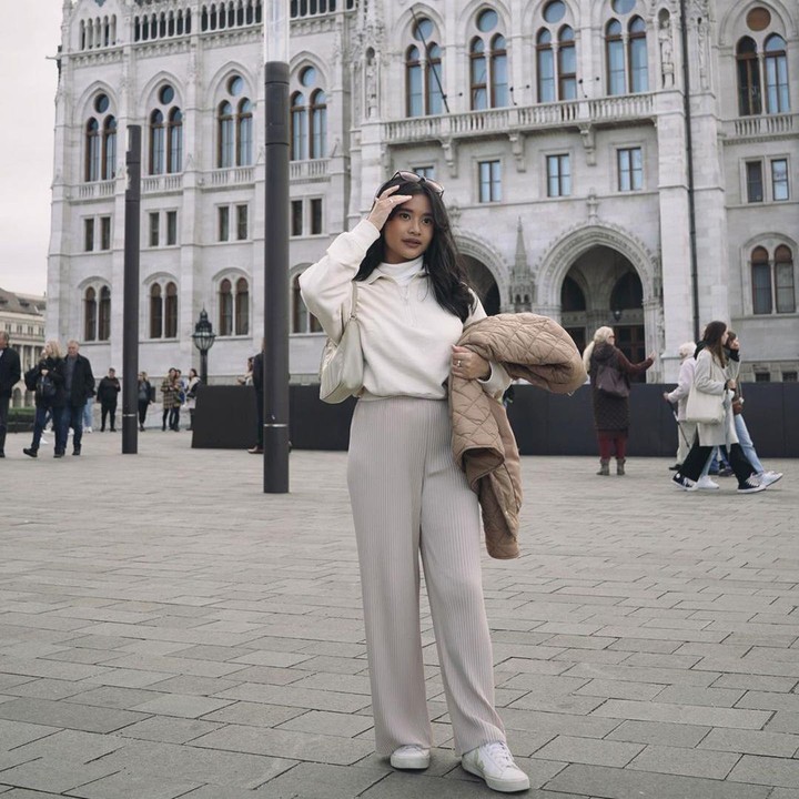 <p>Melalui akun media sosialnya, Dira kerap membagikan momen bersama keluarga dan hobinya traveling ke luar negeri. Pada akhir tahun lalu, Dira mengunggah beberapa momen saat berlibur ke Budapest, Hungaria. (Foto: Instagram @adirakania)</p>