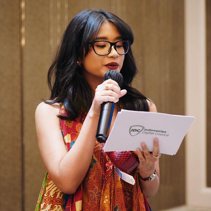 <p>Banyak netizen memuji Dira yang berhasil menjadi lulusan terbaik di FHUI. Tak sedikit pula yang mendoakannya sukses menapaki karier baru usai lulus kuliah. (Foto: Instagram @adirakania)</p>