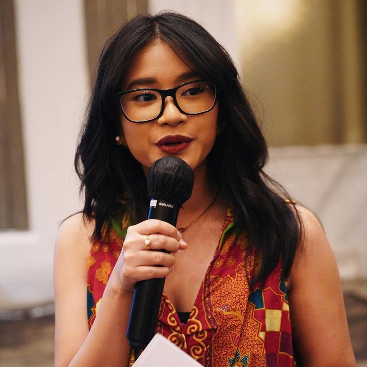 <p>Dira cukup aktif di media sosial lho. Beberapa waktu lalu, ia membagikan aktivitas saat dipercaya menjadi MC di acara Indonesian Digital Council. Dira tampak begitu menikmati pekerjaannya ini. (Foto: Instagram @adirakania)</p>