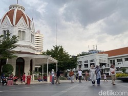 Asyiknya Nyore Habiskan Libur Akhir Pekan di Alun-Alun Surabaya
