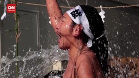 VIDEO: Melihat Ritual Mandi Air Es di Kuil Shinto Jepang