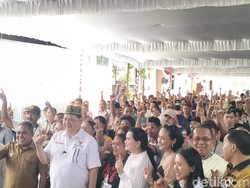Airlangga Berulang Kali Sebut Angka 2 dan 4 Saat Bagi Bantuan di Labuan Bajo
