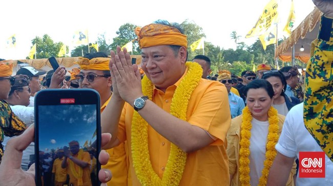 Airlangga Hartarto menyatakan menyatakan pengunduran dirinya sebagai ketua umum Partai Golkar untuk menjaga keutuhan partai.