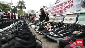 FOTO: Aksi Simbolis Ribuan Sepatu Simbol Tewasnya Ribuan Bocah Gaza