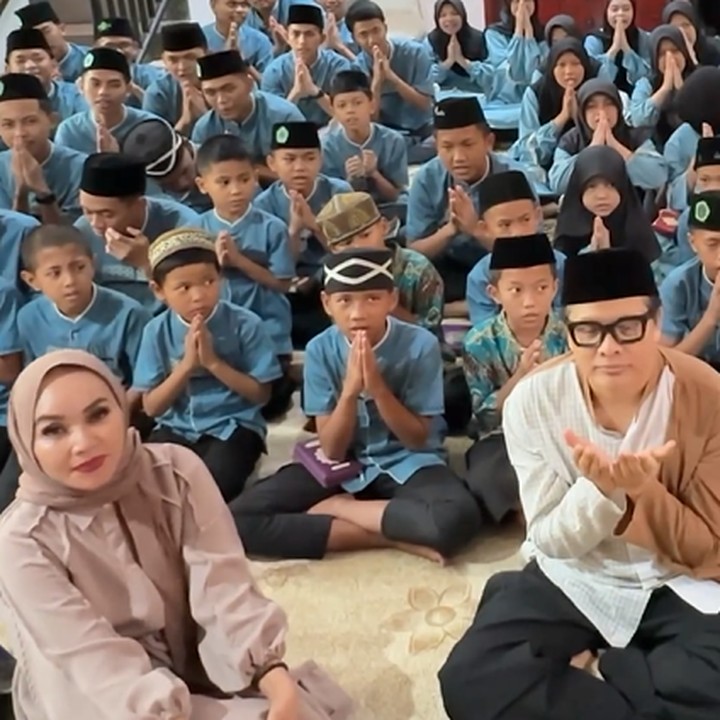 <p>Momen tersebut diisi dengan pengajian, Bunda. Diketahui, mereka seharusnya berada di Tanah Suci untuk melakukan ibadah umrah. Namun karena diundur, keduanya pun mengadakan pengajian di hari tersebut. "Tadinya 11 Januari ini mau umrah pas ngerayain 30 tahun pernikahan kita tuh. Cuma <em>qadarullah</em> umrah dengan travelnya diundur jadi akhir tahun. Jadi 11 Januarinya kita pengajian 30 tahun pernikahan," ujar Armand dalam sebuah video. (Foto: Instagram @armandmaulana04)<br /><br /><br /></p>