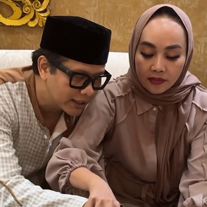 <p>Pengajian ini berlangsung di bBndung dan mengundang para anak yatim. <em>"Alhamdulillah</em> eniperseri ke 30 nyahhh pengajian di rumah Bdg," tulis vokalis band Gigi tersebut. (Foto: Instagram @armandmaulana04)<br /><br /><br /></p>