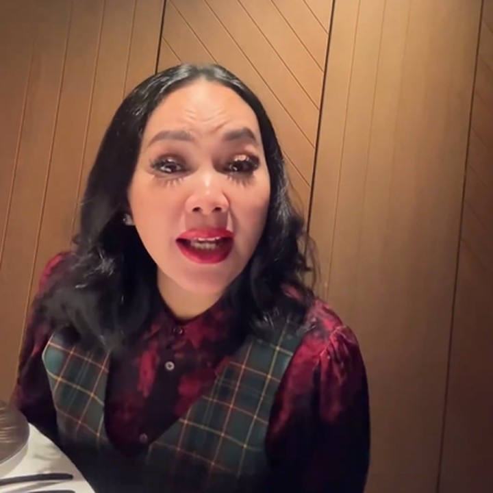 <p>"Ya kapan lagi. Biasanya kan dia nyanyi buat orang lain. Kali ini buat aku lah, khusus di depan langsung. <em>Face to face</em>," ujar Dewi pada sang suami, yang kemudian disambut tawa oleh Armand.(Foto: Instagram @armandmaulana04)<br /><br /><br /></p>
