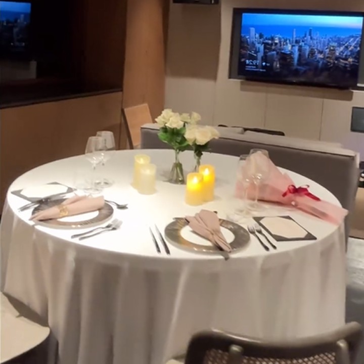 <p>Selain mengadakan pengajian, Armand dan Dewi juga merayakan hari spesial tersebut dengan <em>dinner</em> romantis di sebuah restoran. Keduanya diberi ruangan khusus sehingga momen tersebut terasa lebih <em>intimate.</em> (Foto: Instagram @armandmaulana04)<br /><br /><br /></p>