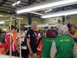 Ganjar Berdialog dengan Ibu Hamil di Pabrik Bulu Mata Purbalingga