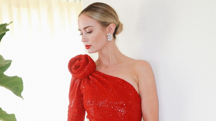 Intip Busana Terbaik Seleb Hollywood di Critics Choice Awards 2024, Emma Stone hingga Dua Lipa
