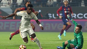 Hasil Babak I: Vinicius Hattrick, Madrid Unggul 3-1 Atas Barcelona