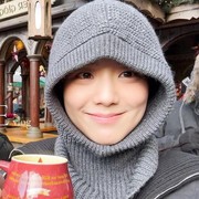 7 Tren Aksesori Nyentrik Outfit Musim Dingin Artis Korea, Yay or Nay?