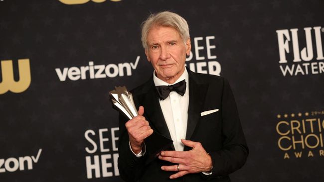 Harrison Ford dianugerahi Career Achievement Award dalam ajang penghargaan Critics Choice Awards 2024 atas dedikasinya di Hollywood.