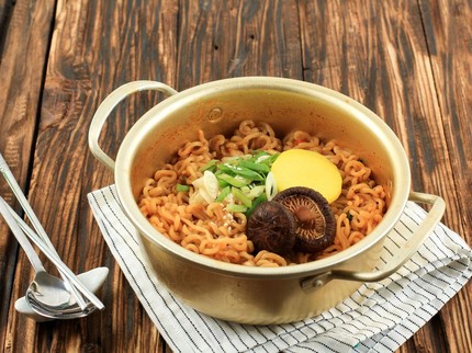 Produknya Hebohkan Dunia, Ini Dia Sosok Ratu Mie Instan Asal Korea Selatan