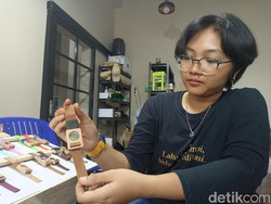 Kreatif! Ica Sulap Limbah Jadi Jam Kayu Estetik yang Dulang Cuan