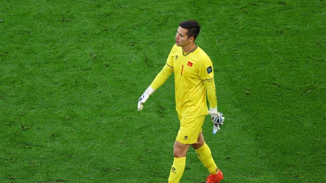 Pelatih Vietnam Kim Sang Sik mengungkapkan alasan dirinya lebih memilih Dinh Trieu sebagai kiper utama, bukan Nguyen Filip di Piala AFF 2024.