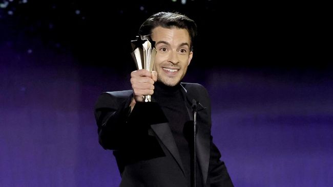 Jonathan Bailey memenangkan piala pertama Critics' Choice Awards 2024 setelah jadi Tim Laughlin dalam Fellow Travelers. 