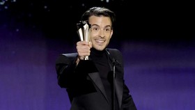 Fellow Travelers Buat Jonathan Bailey Menang Critics Choice Awards