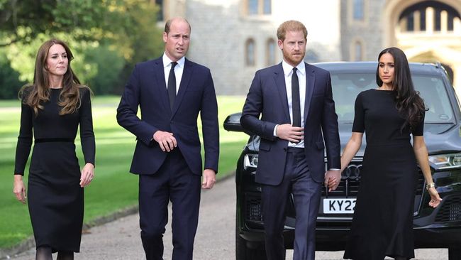 Pangeran William disebut memaksakan untuk tetap berjalan bersama Harry dan Meghan saat Ratu Elizabeth II meninggal.