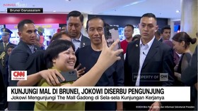 VIDEO: Kunjungi Mal Di Brunei, Jokowi Diserbu Pengunjung