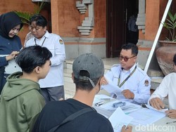 Hari Terakhir Layanan Pindah Memilih, KPU Denpasar Dipadati Warga