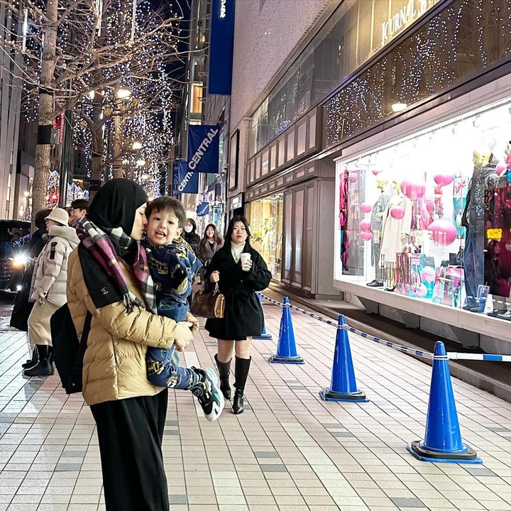<p>"Mamak-mamak kalau liburan mana bisa OOTD pakai <em>outfit fashionable</em> dan tas mungil gemas, pakai <em>outfit</em> yang nyaman buat gendong bayi sana sini dan angkat ini itu yang ringan mudah bergerak tapi juga bisa salat di mana pun, tas kudu pakai <em>backpack</em> biar enggak ribet pas gendong anak dan bawa barang dan muat buat taruh semua," ujarnya. (Foto: Instagram @lyravirna)</p>