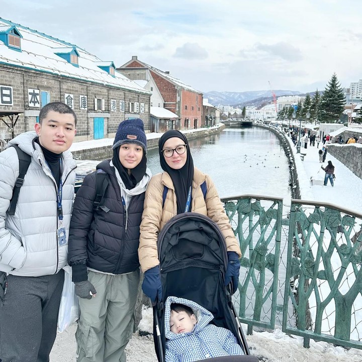 <p>Tak hanya bersama suami, Lyra Virna juga membawa tiga dari enam anaknya. Mereka adalah Queizal, Queisha, dan Khaleed. (Foto: Instagram @lyravirna)</p>