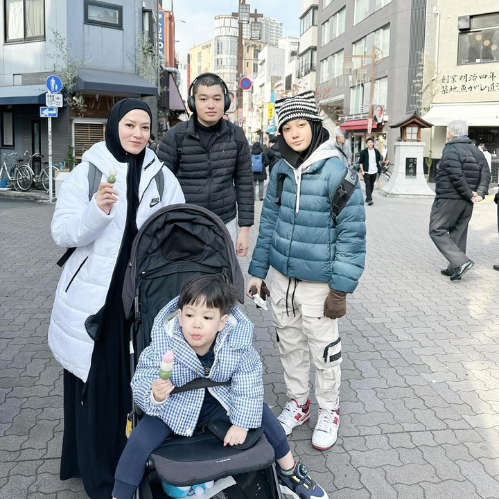 <p>Meski rempong, Lyra Virna tetap menikmati momen liburan tersebut. Ia bahagia bisa melakukan <em>quality time</em> bersama suami dan anak-anak. "Tapi alhamdulillahh liburan itu yang penting <em>happy,</em> nabung liburan itu sama kayak nabung buat <em>saving</em> banyak momen bersama mumpung mereka masih mau diajak pergi sama orang tuanya sebelum pada sibuk sendiri nanti dengan pasangan masing-masing," tuturnya. (Foto: Instagram @lyravirna)</p>