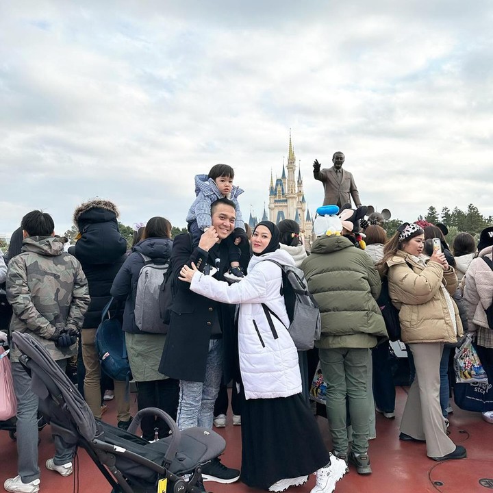 <p>Berlibur bersama anak-anak di tengah musim dingin, Lyra Virna berbagi cerita serunya, nih. Salah satunya ketika ia mengajak keluarganya pergi ke Disneyland dengan menaiki kendaraan umum. (Foto: Instagram @lyravirna)</p>