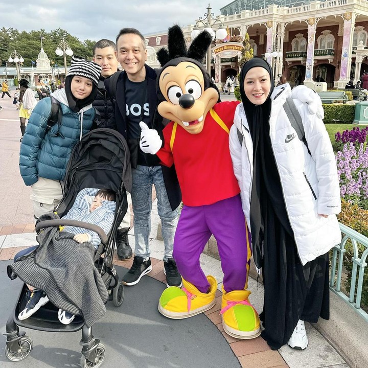 <p>"Dari Hotel kita di Asakusa untuk ke Disneyland bisa naik kereta. Mulai dari Stasiun Tawaramachi turun di Stasiun Ueno lalu pindah kereta dari Ueno naik yang ke Stasiun Hachobori, lalu naik yang ke Stasiun Maihama, sampai deh. Nah Stasiun Maihama ini posisinya sudah pas banget di depan Disneyland dan Disneysea," cerita Lyra. (Foto: Instagram @lyravirna)</p>