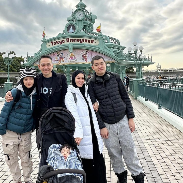 <p>Keluarga Lyra Virna tengah menikmati libur awal tahun di luar negeri. Mereka pergi ke Jepang di tengah musim dingin, Bunda. (Foto: Instagram @lyravirna)</p>