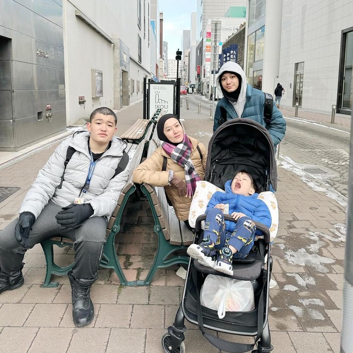 <p>Lyra tak memungkiri bahwa ia cukup rempong karena berlibur dengan membawa anak-anak. Ada begitu banyak barang keperluan Si Kecil yang harus dibawa. Lyra bahkan rela membawa tas berukuran besar sampai tidak mempersiapkan OOTD cantik untuk foto. Di tengah liburan, anak-anaknya pun sempat bergantian sakit. (Foto: Instagram @lyravirna)</p>