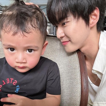 Foto Bareng, Rayyanza Cipung Ngaku Mirip Doyoung NCT Bikin Netizen Gemas