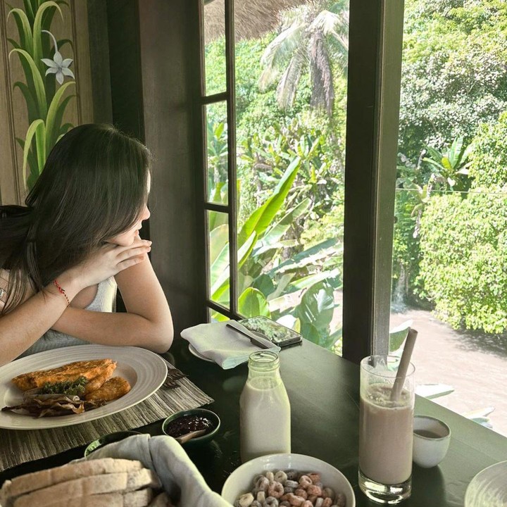 <p>Selama di Bali, Pamela juga menyempatkan diri menikmati kuliner di sana. Dalam satu foto yang diunggahnya, Pamela tampak sedang menikmati makan siang dengan pemandangan asri. (Foto: Instagram: @pammybowie)</p>