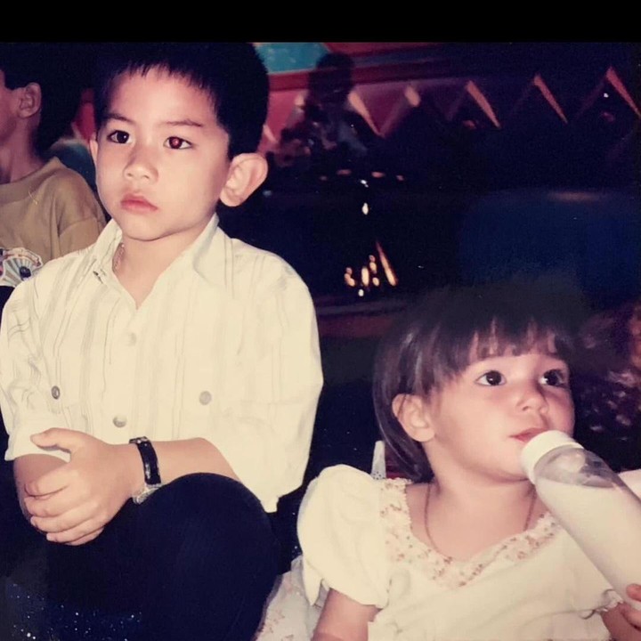 <p>Di foto masa kecil pasangan ini terlihat Pangeran Mateen duduk di samping Anisha yang sering minum susu dari botol. Keduanya melihat ke arah yang berbeda. Potret imut masa kecil Pangeran Mateen dan Anisha Isa ini turut membuat artis cantik Enzy Storia gemas. "Meshh (gemas) amat iniiiii," tulis Enzy di Instagram Stories-nya. (Foto: Instagram: @tmski)</p>