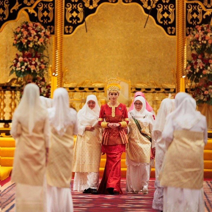 <p>Salah satu momen di mana Anisha tampil memesona adalah ketika menjalani Majlis Istiadat Berbedak Pengantin Diraja. Dalam upacara yang digelar pada 10 Januari 2024 itu, Anisha Isa tampil memesona dalam balutan gaun warna merah lengkap dengan <em>headpiece</em> emas khas Brunei Darussalam. (Foto: Instagram: @tmski)</p>