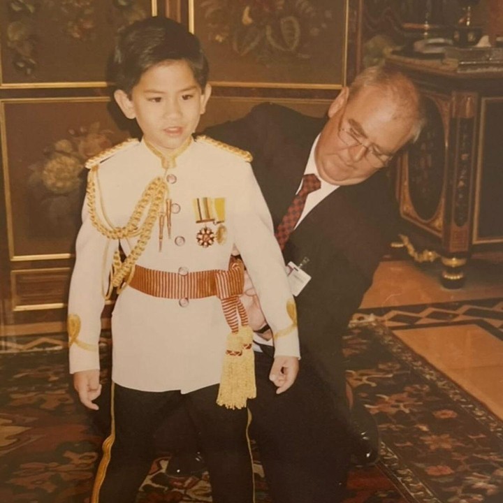 <p>Belum lama ini, Pangeran Mateen memperlihatkan potretnya bersama sang istri kala masih kecil. Ternyata, keduanya sudah bertemu dan mengenal sejak masih kanak-kanak. (Foto: Instagram: @tmski)</p>
